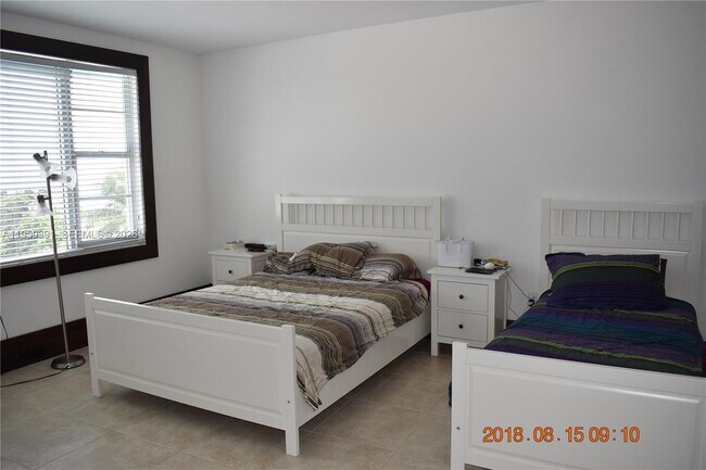 Building Photo - 5255 Collins Ave