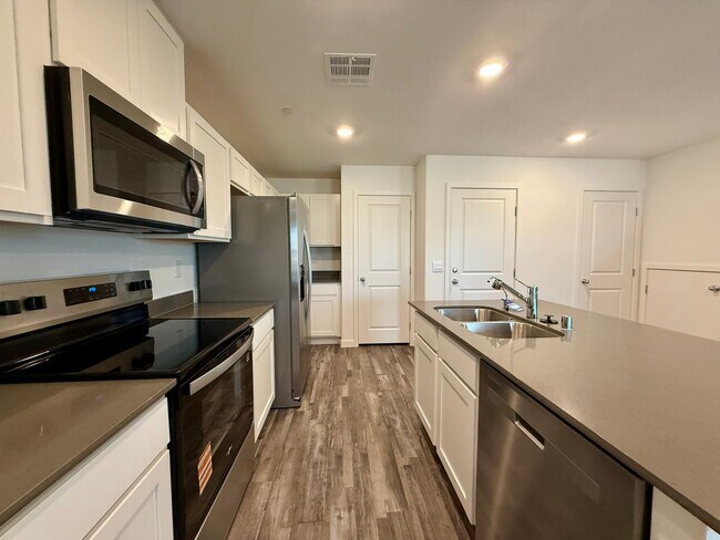 Building Photo - BRAND NEW 3 BED 2.5 BATH 2 CAR GARAGE TOWNHOUSE W/ LOFT IN CADENCE COMMUNITY