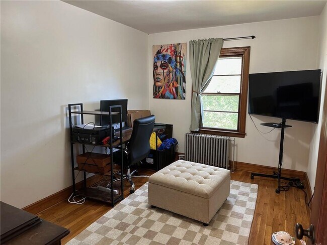 Building Photo - 749 W Main Rd