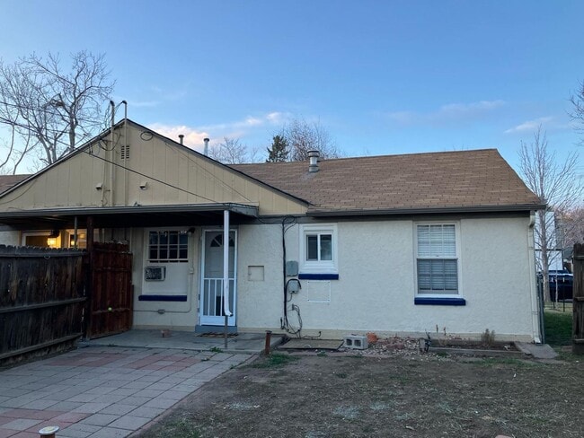 Building Photo - Quaint 2 Bedroom Duplex in the Highlands!!!