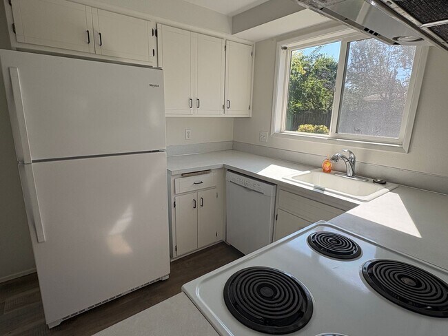 Building Photo - Wonderful home with bonus spaces