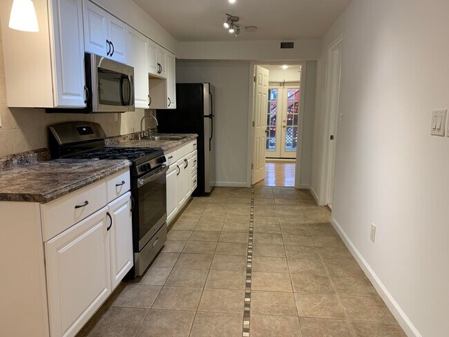 Building Photo - 2-24 Grand St