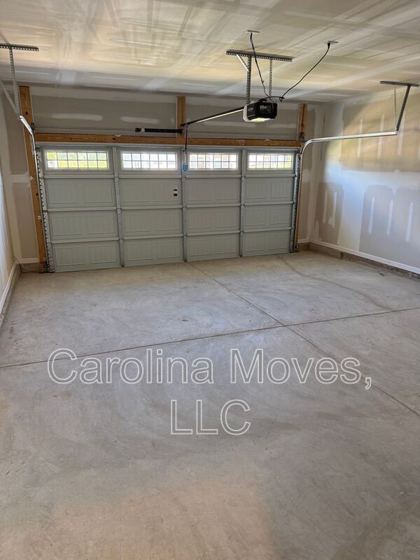 Building Photo - 903A Gibbons Street
