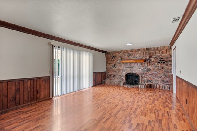 Building Photo - Charming 3-Bedroom Home on Corner Lot in E...