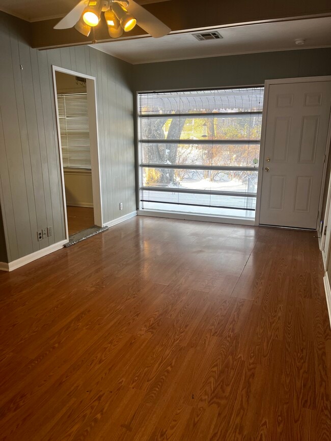 Building Photo - 3505 S Knoxville Ave