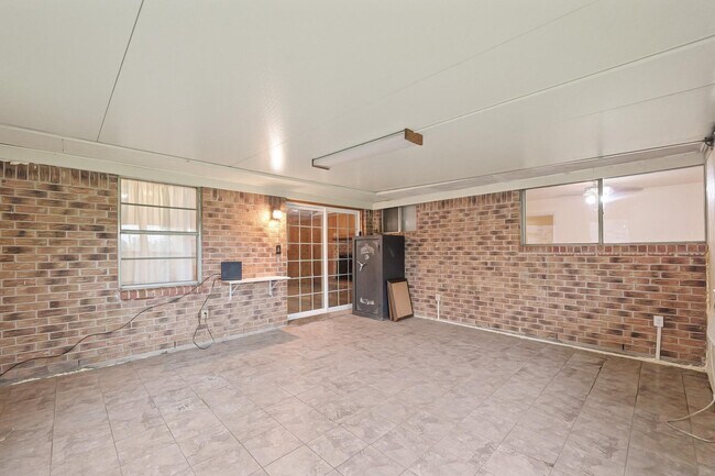 Building Photo - 746 Fawn Dr