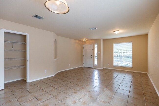 Building Photo - 2476 Medina Dr