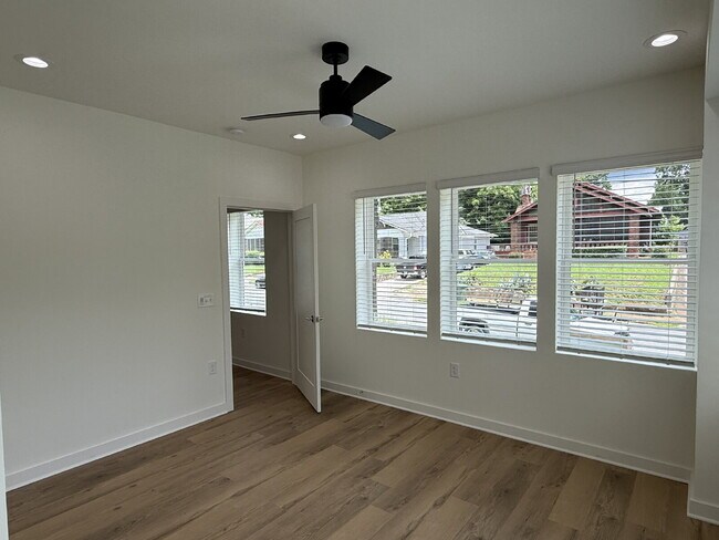 Building Photo - Come check out the West End Flats!