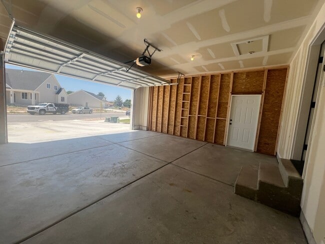 Building Photo - Beautiful Home Built in 2024, Upstairs