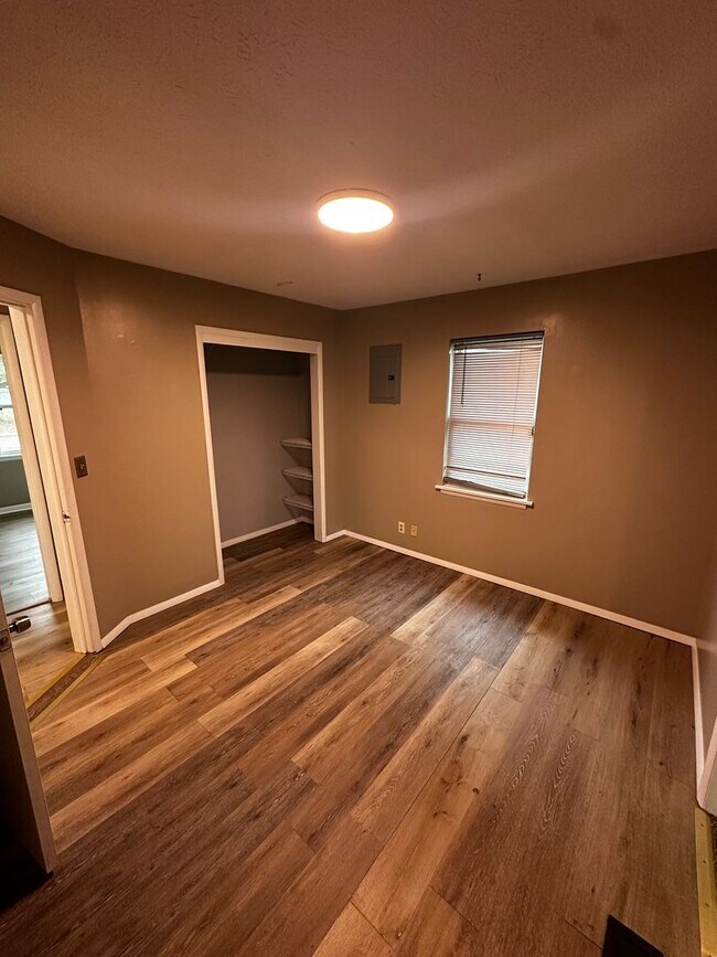 Building Photo - 3 Bedroom 1 bath