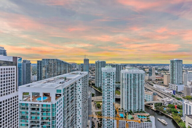 Building Photo - 631 Brickell Ave