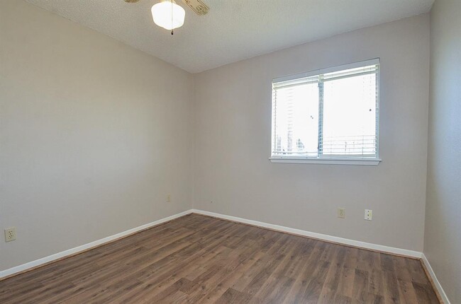 Building Photo - 2726 Great Lakes Ave