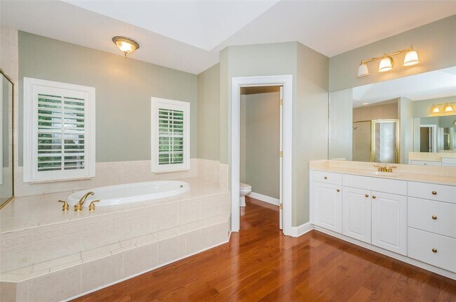 Building Photo - 3410 W Bay Villa Ave