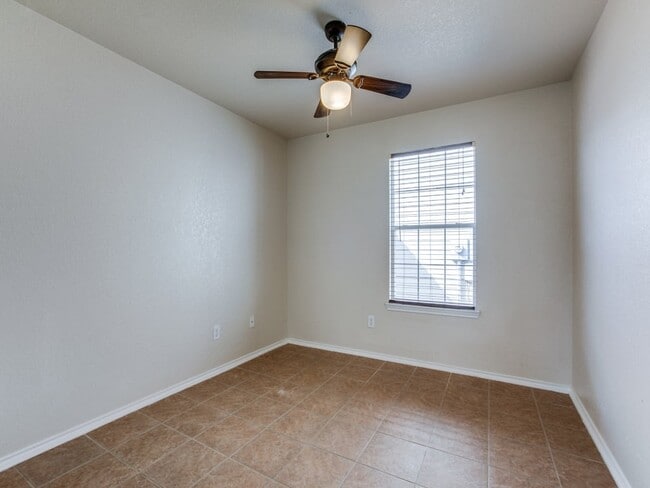 Building Photo - 10116 Villa Del Lago