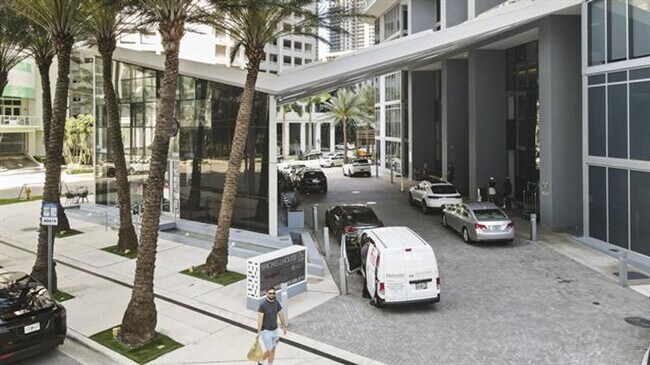 Building Photo - 1300 Brickell Bay Dr