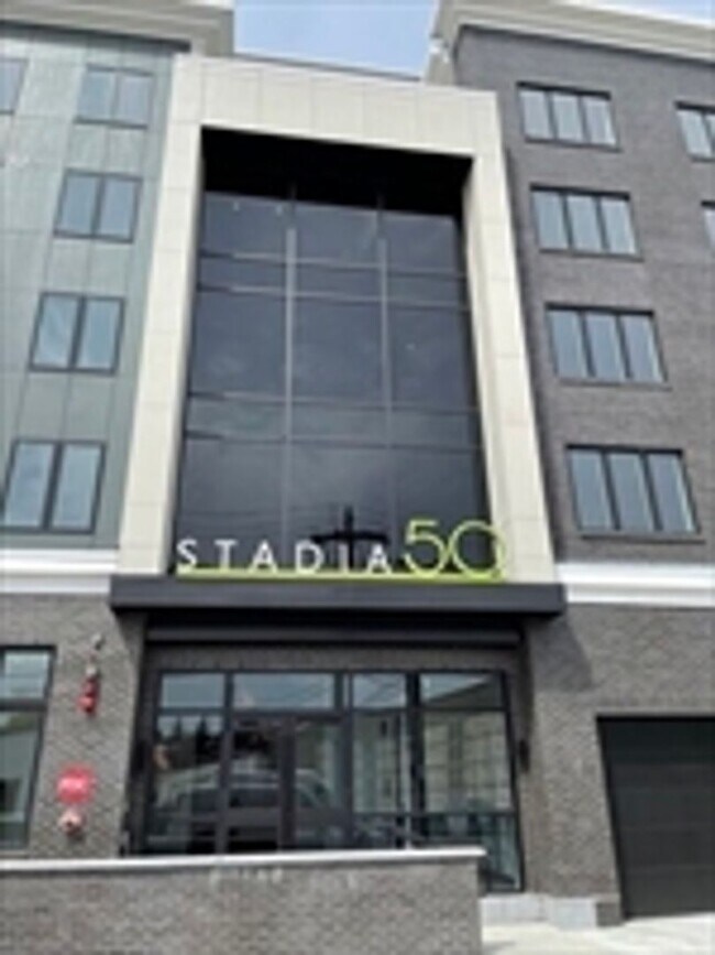 Building Photo - 2BR 2Bth unit. Great location! Easy access to Mass Pike. Laundry IN UNIT!