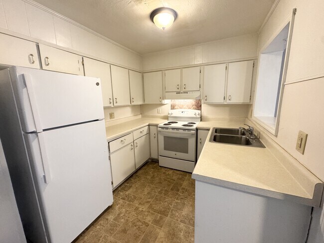 Building Photo - 1523 Canterbury Rd