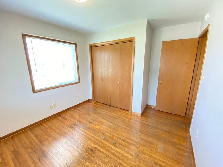 Building Photo - 610 E Seerley Blvd
