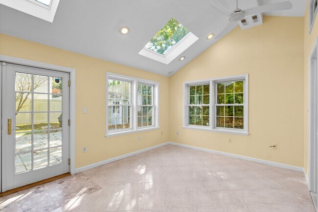 Building Photo - 3 Bed 3 Bath - Kensington Craftsman - Move In Ready