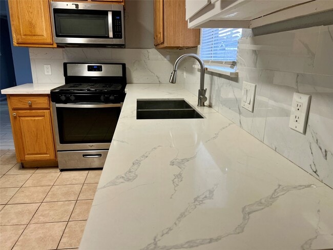 Building Photo - 10610 Sandy River Dr