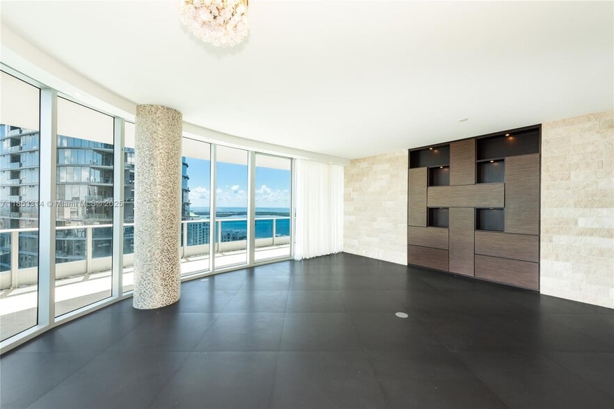 Building Photo - 200 Biscayne Blvd