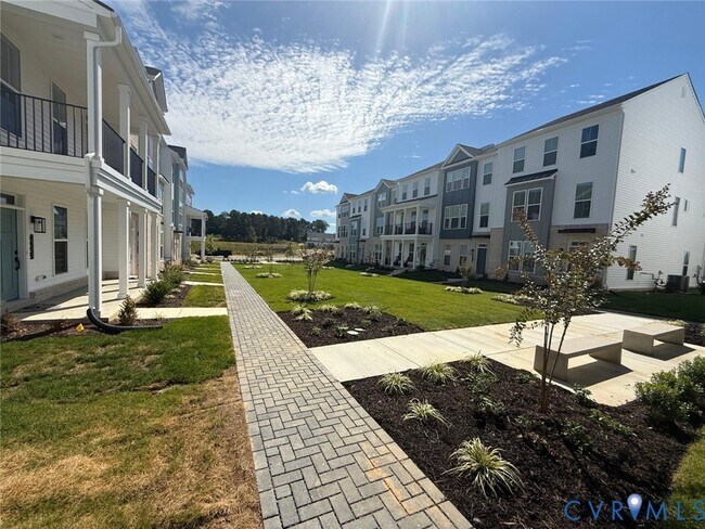 Building Photo - 15339 Sunray Aly