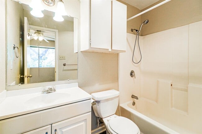 Building Photo - 9903 Hundred Oaks Cir