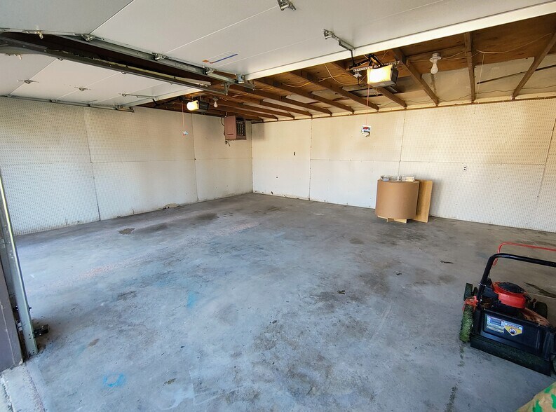 Building Photo - 113 E Custer St