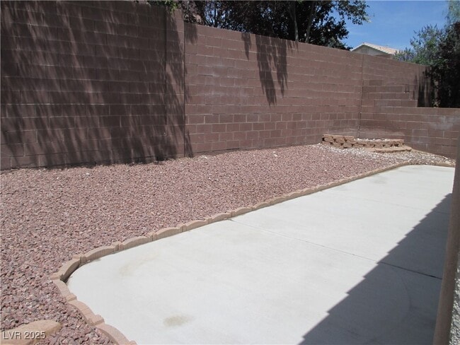 Building Photo - 10530 Lilac Tree Ave