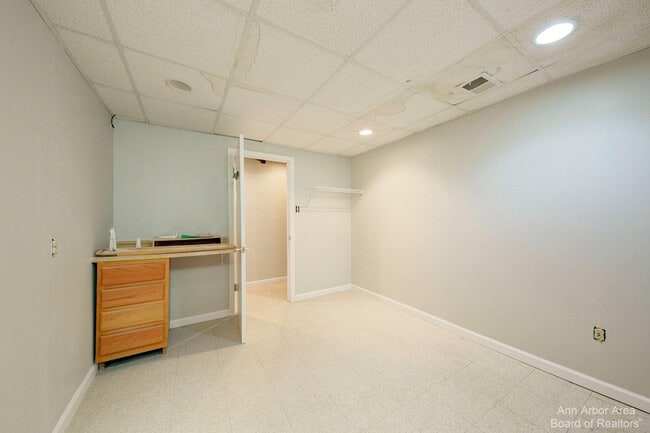 Building Photo - 3127 Dunwoodie Rd