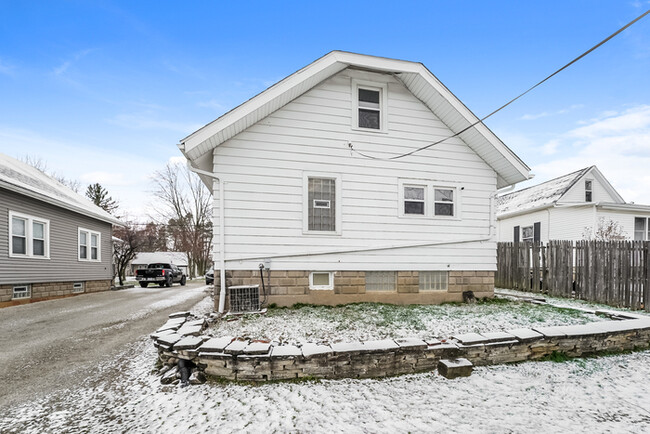 Building Photo - Cozy Charm Meets Natural Light – 2-Bed in ...