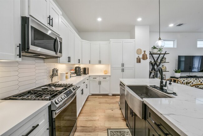 Building Photo - 718 W Donovan St