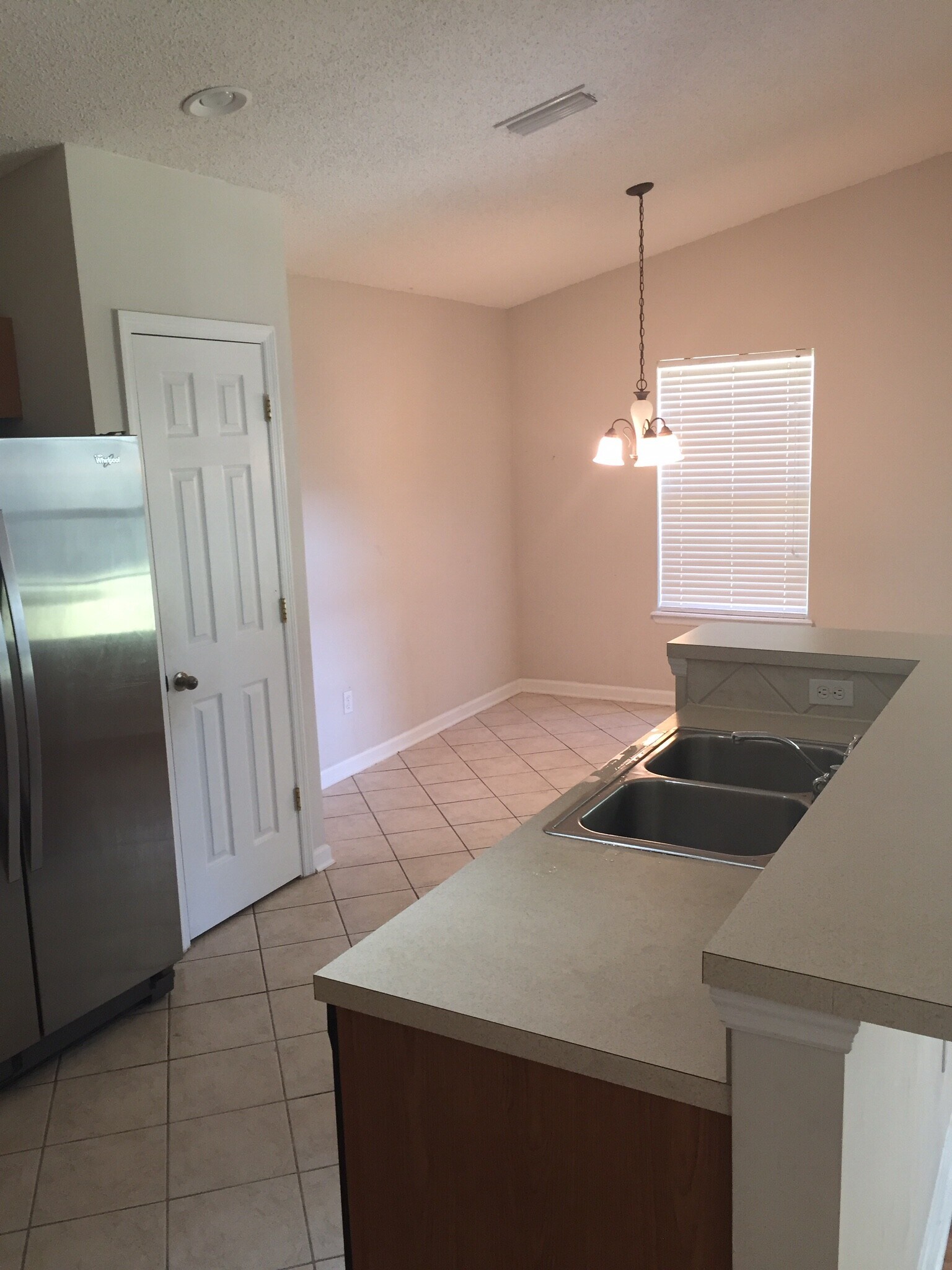 Kitchen view to breakfast nook - 808 South Edenbridge Way