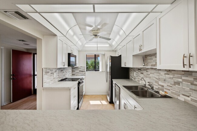 Building Photo - 6165 S Mirror Lake Dr