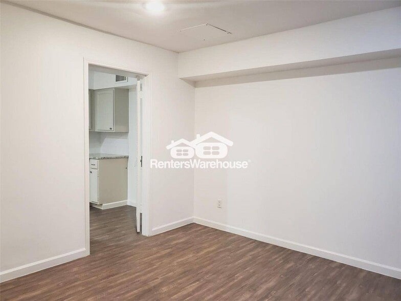 Building Photo - 361 N Post Oak Ln