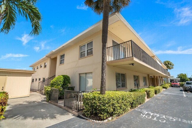 Building Photo - Waterfront Views! Fully updated 2/2 condo