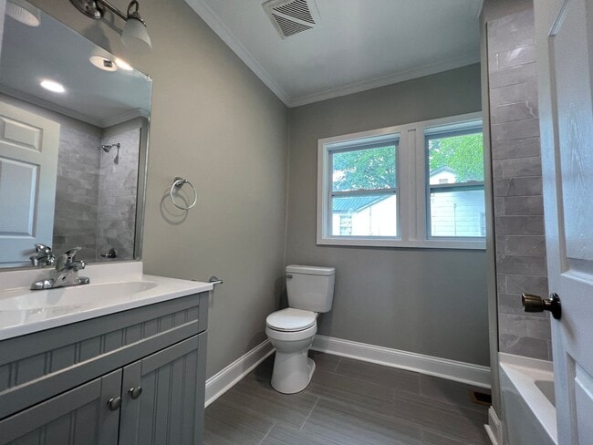 Building Photo - MOVE-IN READY!