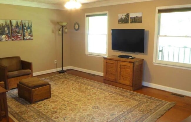 Building Photo - 402 Mt Airy Rd