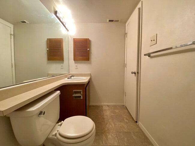 Building Photo - 1 Bed 1 Bath Aurora Condo Located Near Che...