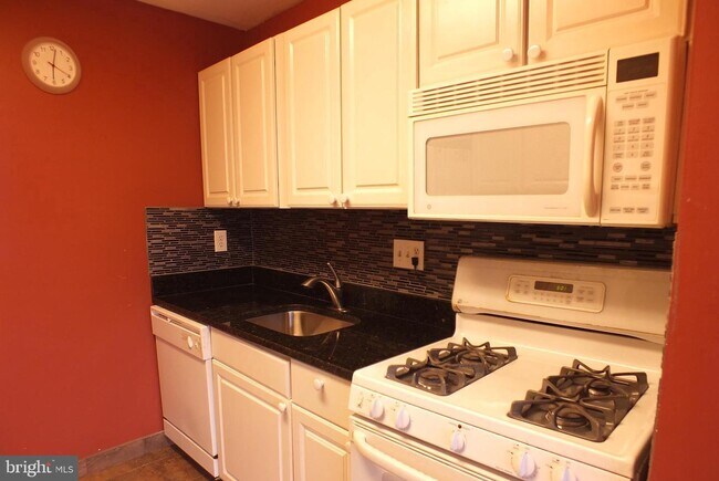 Building Photo - 7600 Savannah St