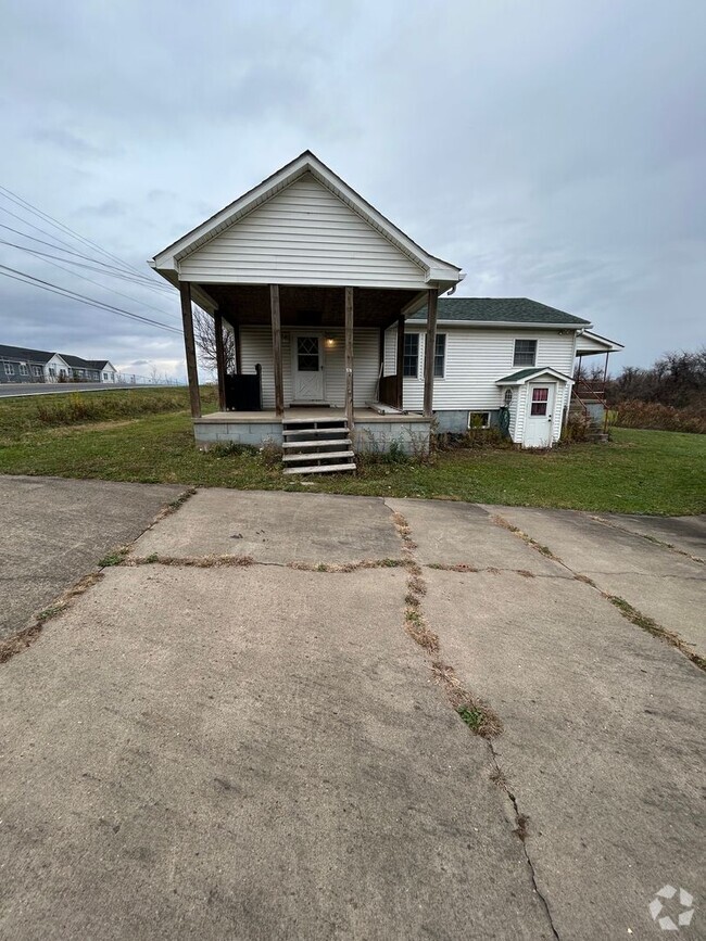 Building Photo - Charming 2-Bedroom Home with Spacious Land...