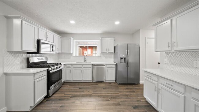 Building Photo - 2121 Aberdeen Dr