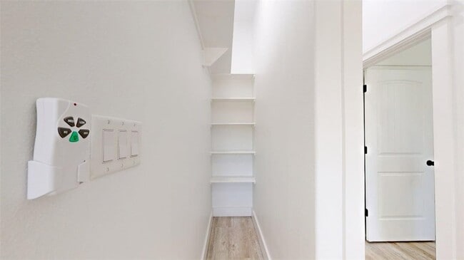 Building Photo - 4867 N Oakland Ln