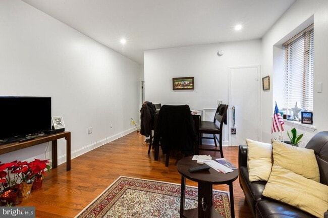 Building Photo - 821 Catharine St