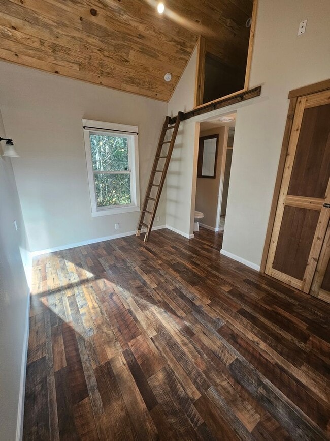 Building Photo - Must See 2 BED/1.75 Bath Home Available 10...