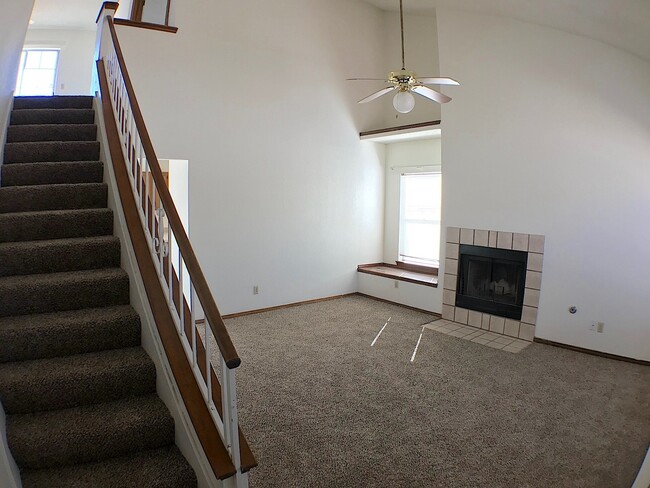 Building Photo - Northeast El Paso 3bed/2.5bath with Loft!