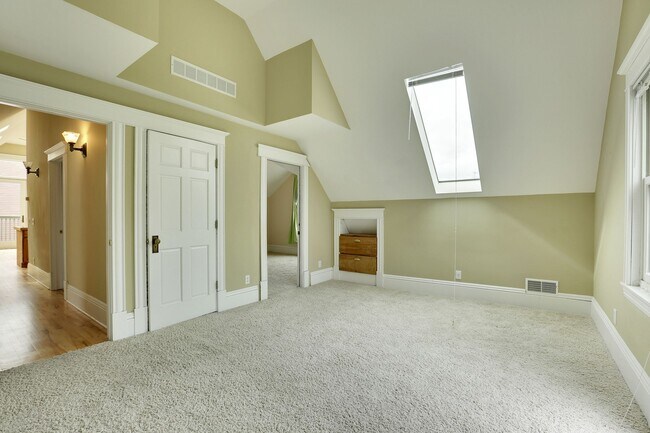 3rd fl br #5 - 3302 Harriet Ave