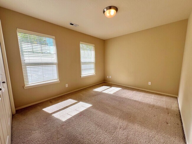 Building Photo - Beautiful 3-Bedroom Home in Hillsboro’s Desirable Arbor Roses Community!