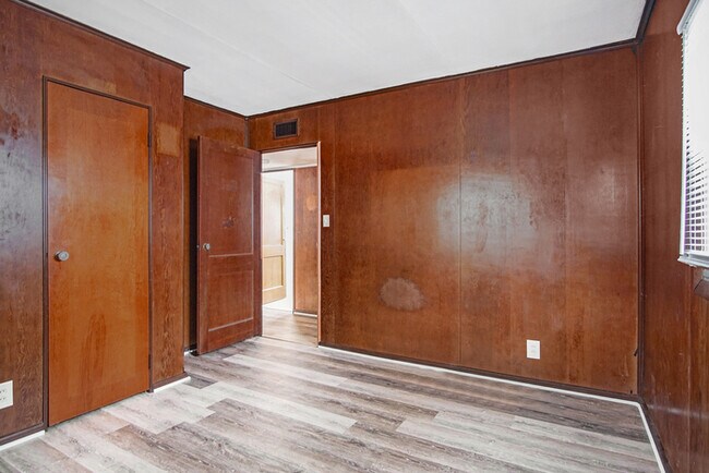 Building Photo - Three bedroom south side retreat