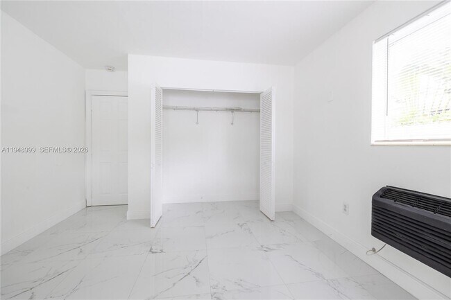 Building Photo - 979 SW 10th St